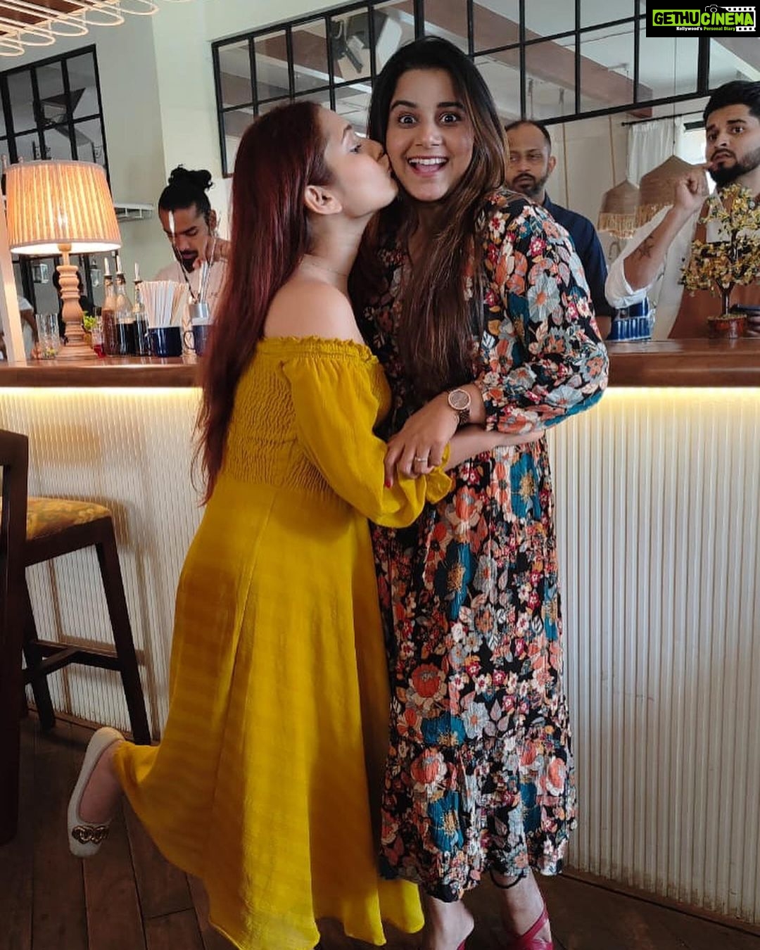 Kritika Sharma Instagram - A day filled with good decor , good food and good company ❤️ @evebombay @sama__0810 Mumbai, Maharashtra