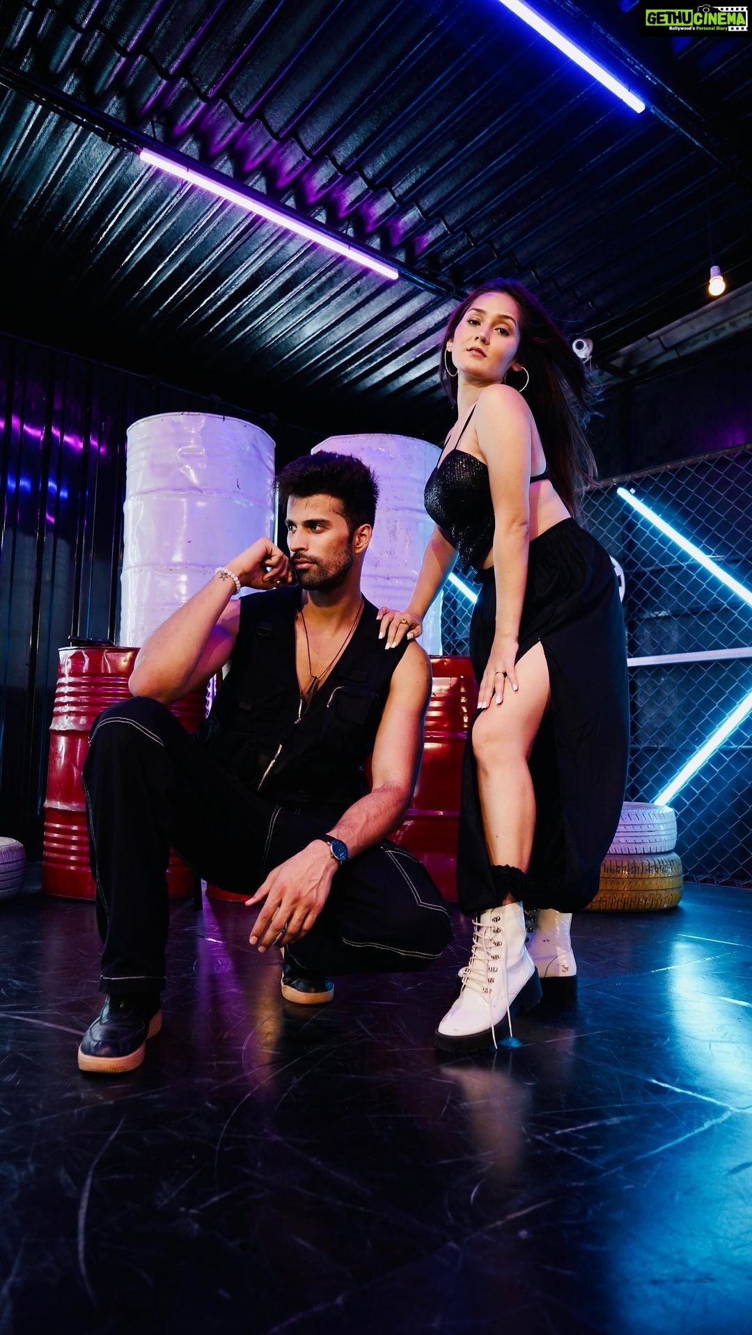 Kritika Sharma Instagram - Khaab Dekhe π€ Choreography @pranjaldatta_ π₯ @mohitpanwarofficial Outfit Top @thegroomingcollection Pants @kaushikibajpai_ Earrings @kaushikibajpai_ @katrinakaif @tips @skfilmsofficial #reelsinstagram #reels #trendingreels #bollywood #race #katrinakaif #saifalikhan #bollywoodsongs #dance Mumbai, Maharashtra