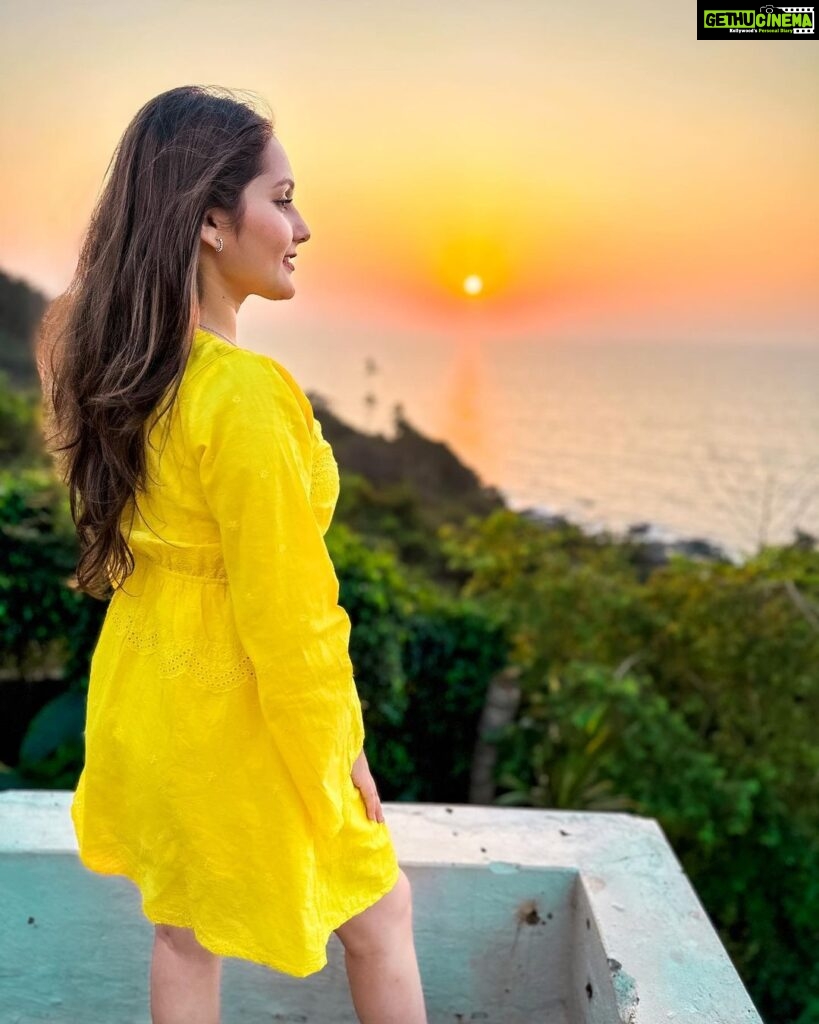 Kritika Sharma Instagram - Catching the beautiful sunsets of Goa ! #sunset #goa #goadiaries #goansunsets✨ #seaview #sea #ocean #vacation #sharmasisters #model