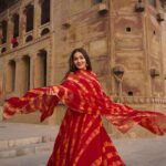 Kritika Sharma Instagram – BANARAS ki chori ❤️
📸 @_.harsh.gupta._01
Outfit @bhaviniparis
#banaras #varanasi #kashi #model #traditional #indian #ghatsofvaranasi #ghatsofbanaras #boatride #indiangirl #love #travel #travelphotography #photography #girl #trending #trend #explorepage #explore Varanasi – Kashi – Banaras