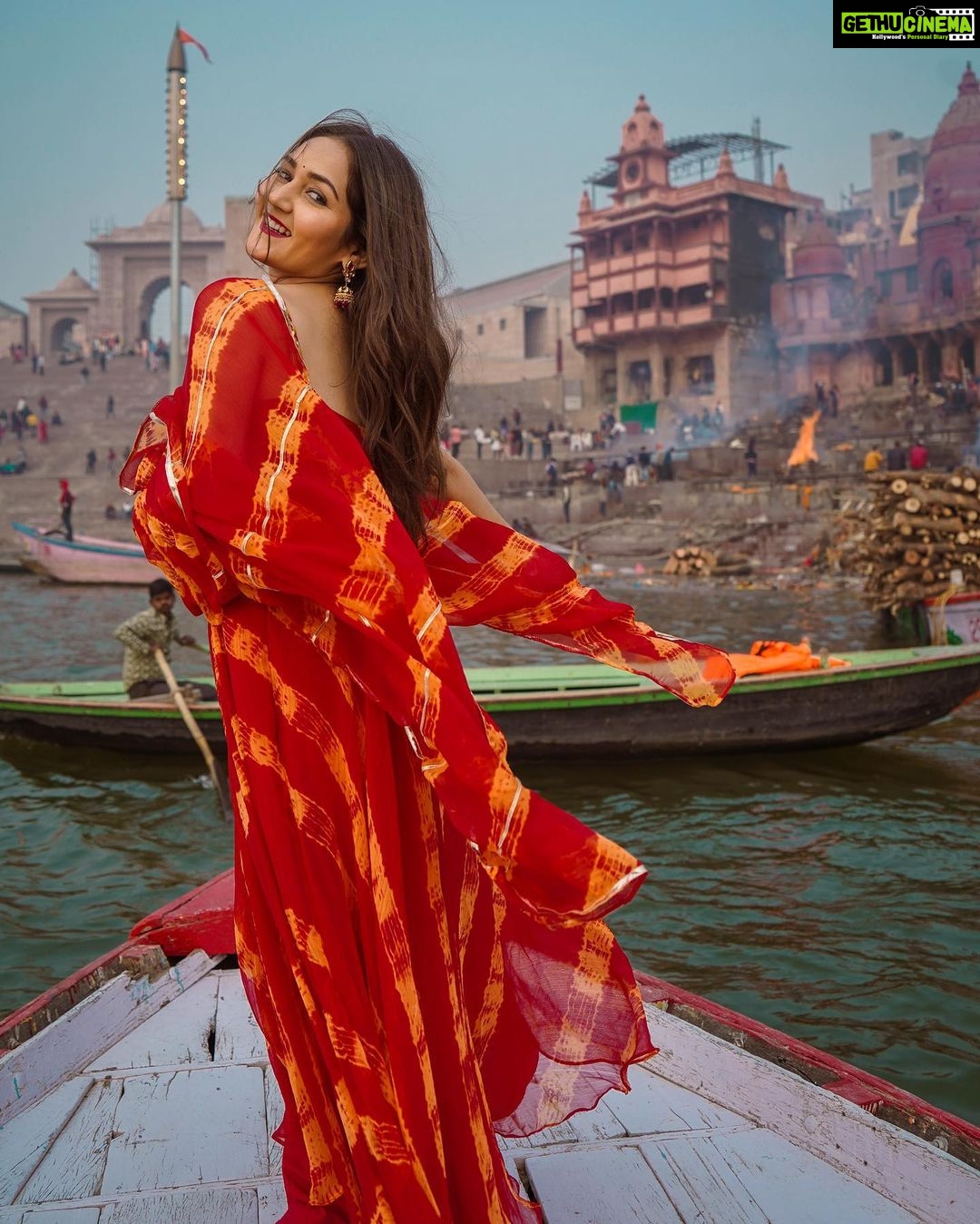 Kritika Sharma Instagram - BANARAS ki chori ❤️ 📸 @_.harsh.gupta._01 Outfit @bhaviniparis #banaras #varanasi #kashi #model #traditional #indian #ghatsofvaranasi #ghatsofbanaras #boatride #indiangirl #love #travel #travelphotography #photography #girl #trending #trend #explorepage #explore Varanasi - Kashi - Banaras