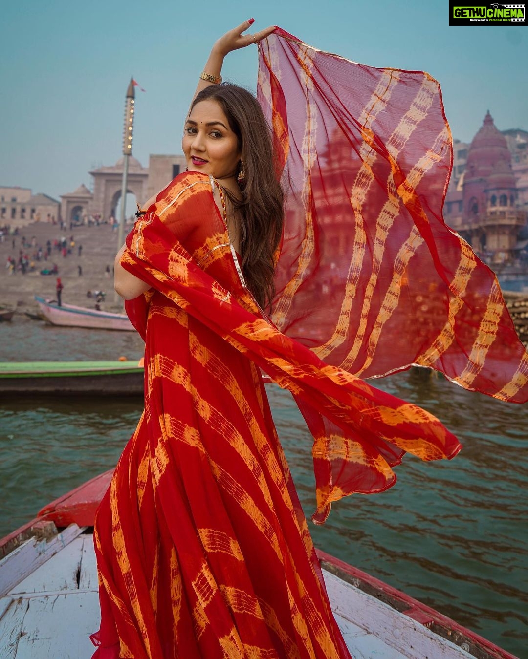 Kritika Sharma Instagram - BANARAS ki chori ❤️ 📸 @_.harsh.gupta._01 Outfit @bhaviniparis #banaras #varanasi #kashi #model #traditional #indian #ghatsofvaranasi #ghatsofbanaras #boatride #indiangirl #love #travel #travelphotography #photography #girl #trending #trend #explorepage #explore Varanasi - Kashi - Banaras