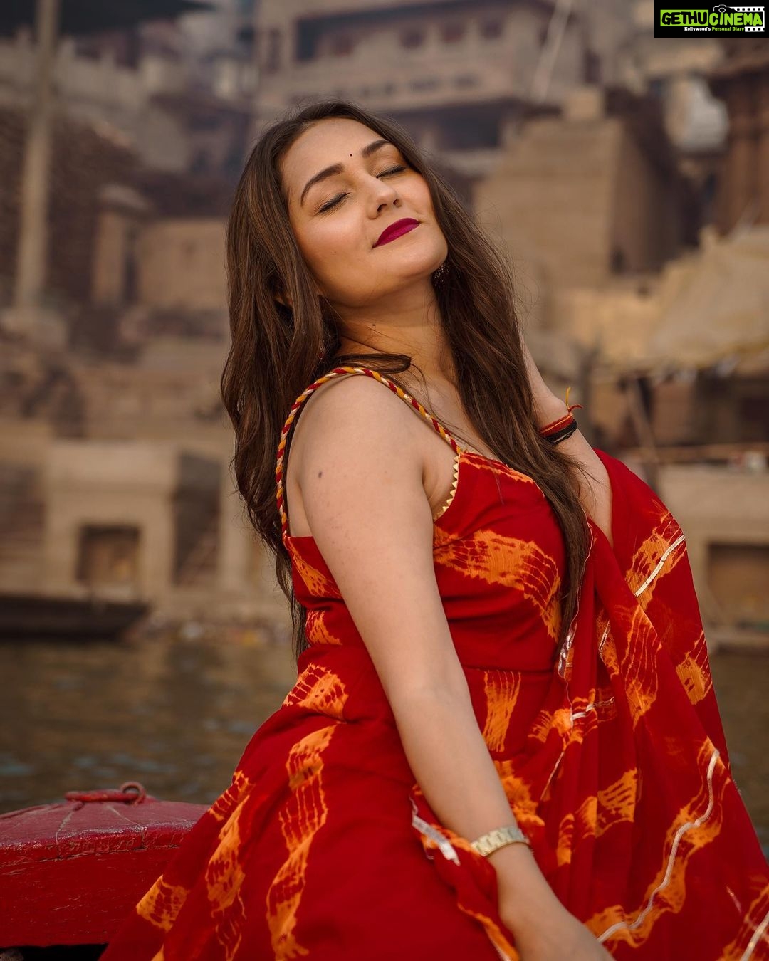 Kritika Sharma Instagram - BANARAS ki chori ❤️ 📸 @_.harsh.gupta._01 Outfit @bhaviniparis #banaras #varanasi #kashi #model #traditional #indian #ghatsofvaranasi #ghatsofbanaras #boatride #indiangirl #love #travel #travelphotography #photography #girl #trending #trend #explorepage #explore Varanasi - Kashi - Banaras