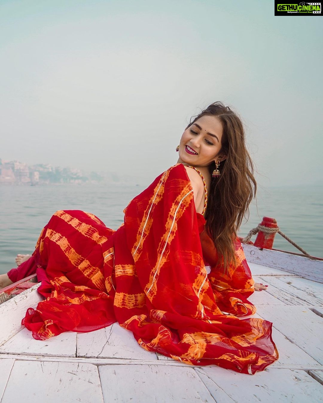 Kritika Sharma Instagram - BANARAS ki chori ❤️ 📸 @_.harsh.gupta._01 Outfit @bhaviniparis #banaras #varanasi #kashi #model #traditional #indian #ghatsofvaranasi #ghatsofbanaras #boatride #indiangirl #love #travel #travelphotography #photography #girl #trending #trend #explorepage #explore Varanasi - Kashi - Banaras