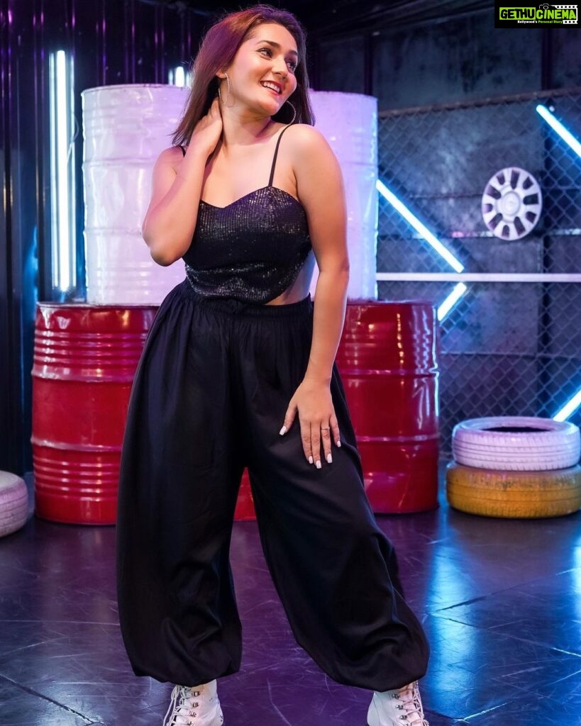 Kritika Sharma Instagram - 🖤 Which picture you like the most comment below ! Outfit Top @thegroomingcollection Pants and earrings @kaushikibajpai_ Styling by @the_neerajpandey 🎥 @mohitpanwarofficial #black #girl #model #trend #viral #explorepage✨ Mumbai, Maharashtra