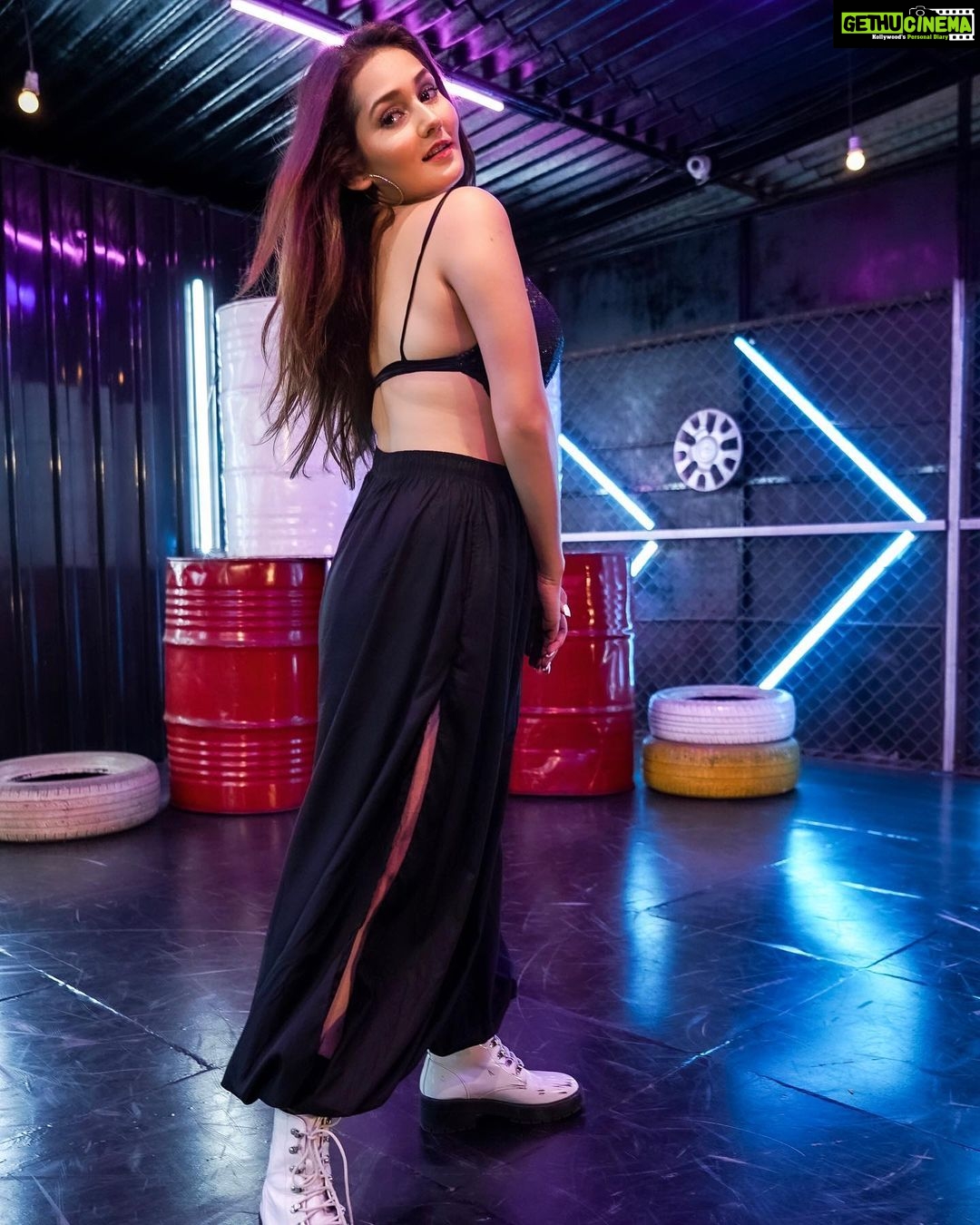 Kritika Sharma Instagram - 🖤 Which picture you like the most comment below ! Outfit Top @thegroomingcollection Pants and earrings @kaushikibajpai_ Styling by @the_neerajpandey 🎥 @mohitpanwarofficial #black #girl #model #trend #viral #explorepage✨ Mumbai, Maharashtra