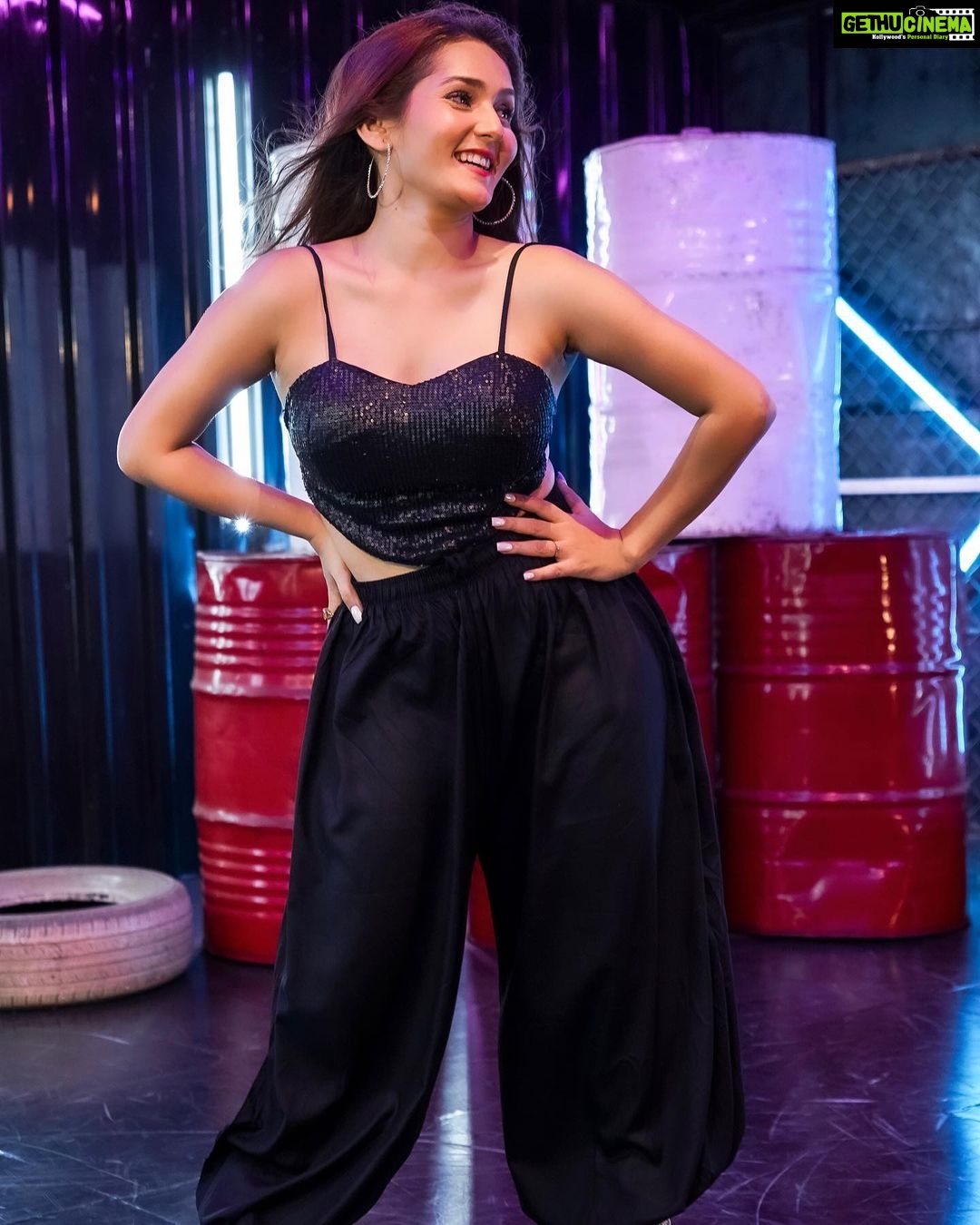 Kritika Sharma Instagram - 🖤 Which picture you like the most comment below ! Outfit Top @thegroomingcollection Pants and earrings @kaushikibajpai_ Styling by @the_neerajpandey 🎥 @mohitpanwarofficial #black #girl #model #trend #viral #explorepage✨ Mumbai, Maharashtra