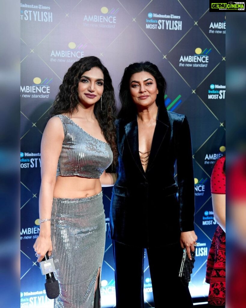 Kriti verma Instagram - What a pride to host Ms Universe @sushmitasen47 mam. Such a lovely and fun times we had. You are amazing ❤️❤️❤️ Respect 🙏🧿 . . . . . . . #kriti #kritiverma #actor #actorslife #sushmita #sushmitasen #missuniverse #trending #viral #htmoststylistawards #anchor #host #tallgirls #jaimatadi🙏 Mumbai, Maharashtra