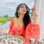 Kriti verma Instagram - Breathe deep 🌈 📹 - @rightrecords.official 👗 - @derniercri.in 💍 - @ethnicandaz . . . . . . . #kriti #kritiverma #srinagar #dallake #shikararide #orange #shootdiaries #kashmir #jaimatadi🙏🧿 Dal Lake, Srinagar, Jammu & Kashmir