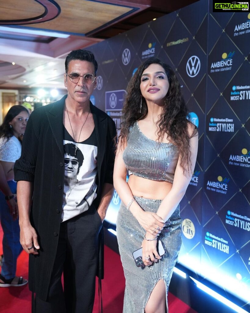 Kriti verma Instagram - Why it always happens that the person with you are the happiest clicking the photos with..the photos turn out soo bad. These are some of the photos i didnt look my best in but sometimes these are the best ones from heart❤️ Recently i hosted the Red Carpet for #htmoststylish awards and meeting the @akshaykumar was the best moment along with a few others 😉 And ohh wait..we look soo good together ..haha 😂 . . . . . . . . #kriti #kritiverma #akshaykumar #khiladi #htmoststylishawards #bollywood #celebrities #host #awards #show #showtime #redcarpet #jaimatadi 🙏