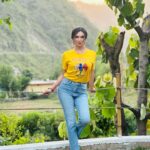 Kriti verma Instagram - Hey baby..Happy Weekend 🐥 . . . . . . . . . . . #kriti #kritiverma #yellow #shootdiaries #saturdayvibes #explore #doryourpage #foryou #jaimatadi🥰🧿 Dehradun, Uttarakhand