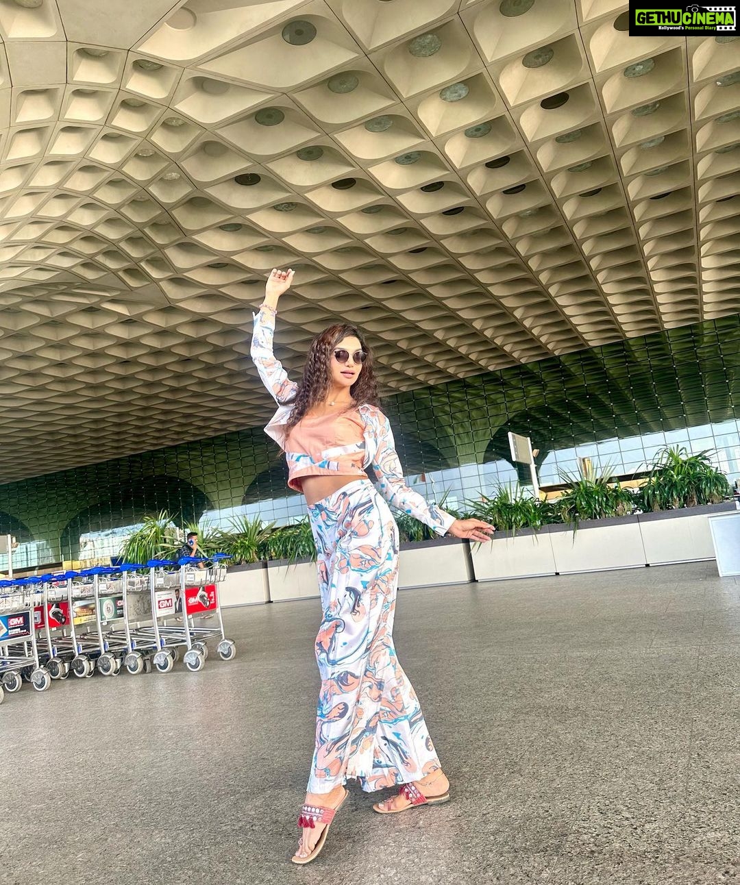 Kriti verma Instagram - Mandatory Airport clicks 🔥🔥 . . . . . . . . #kriti #kritiverma #actor #actorslife #biggboss #mtv #roadies #iifa #iifaawards #poses #selfmade #explore #foryou #foryourpage #jaimatadi🙏 Mumbai International Air Port