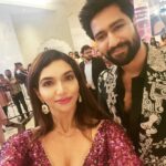 Kriti verma Instagram - Belated happy bday to the punjabi munda @vickykaushal09 . Sooi lovely meeting u in Filmfare. Obsessed with your dance on #Obsessed song 😄 . . . . . . . #kriti #Kritiverma #Filmfare #actors #actorslife #tallgirl #tallboy #vickykaushal #katrinakaif #punjabi #bollywood #jaimatadi🙏 Jio World Convention Centre