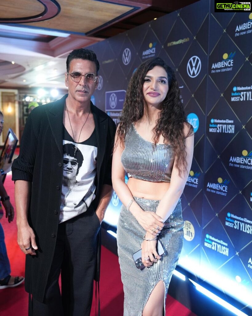 Kriti verma Instagram - Why it always happens that the person with you are the happiest clicking the photos with..the photos turn out soo bad. These are some of the photos i didnt look my best in but sometimes these are the best ones from heart❤️ Recently i hosted the Red Carpet for #htmoststylish awards and meeting the @akshaykumar was the best moment along with a few others 😉 And ohh wait..we look soo good together ..haha 😂 . . . . . . . . #kriti #kritiverma #akshaykumar #khiladi #htmoststylishawards #bollywood #celebrities #host #awards #show #showtime #redcarpet #jaimatadi 🙏