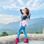 Kriti verma Instagram - Sunday vibes 🫶🏻🌈 . . . . . . . . #kriti #kritiverma #bollywood Pari Mahal Srinagar