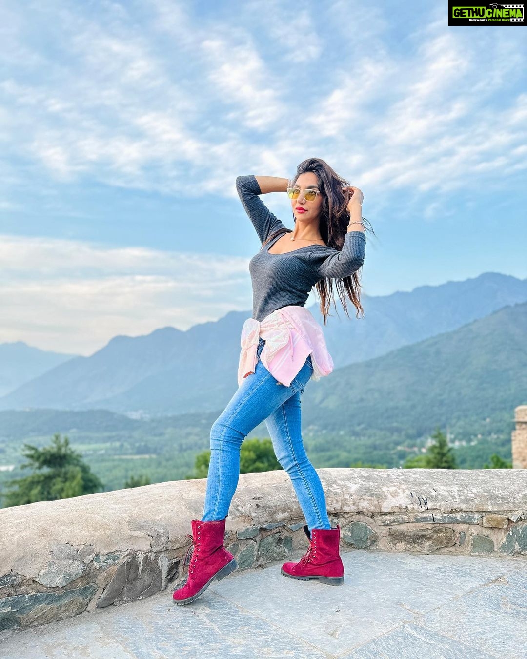 Kriti verma Instagram - Sunday vibes π«Άπ»π . . . . . . . . #kriti #kritiverma #bollywood Pari Mahal Srinagar