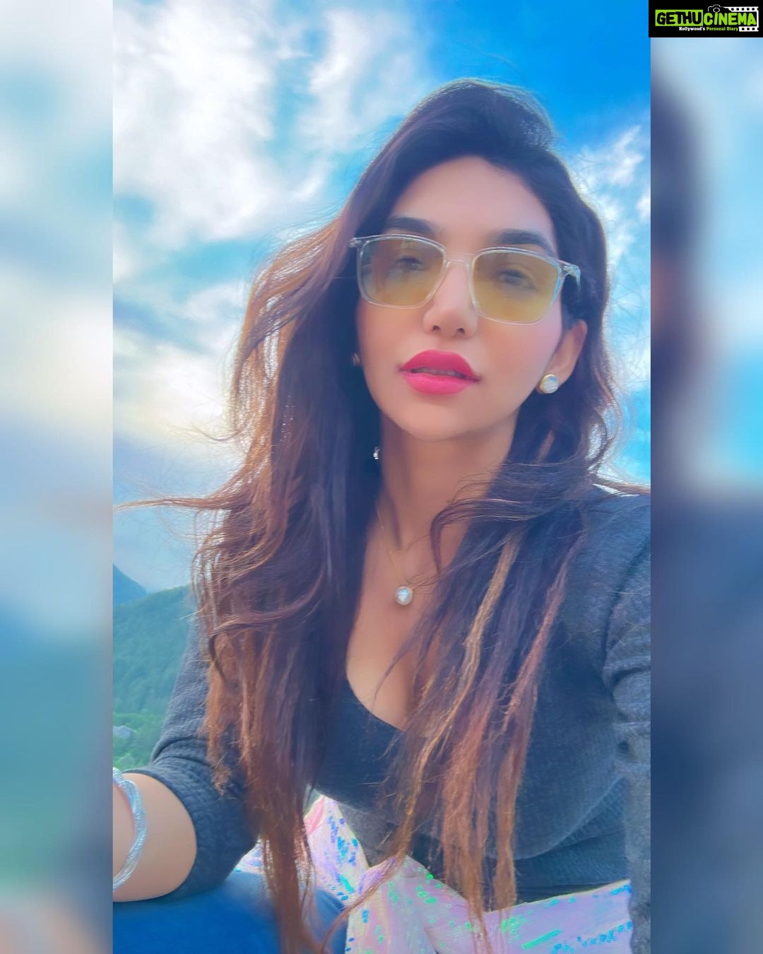 Kriti verma Instagram - Sunday vibes π«Άπ»π . . . . . . . . #kriti #kritiverma #bollywood Pari Mahal Srinagar