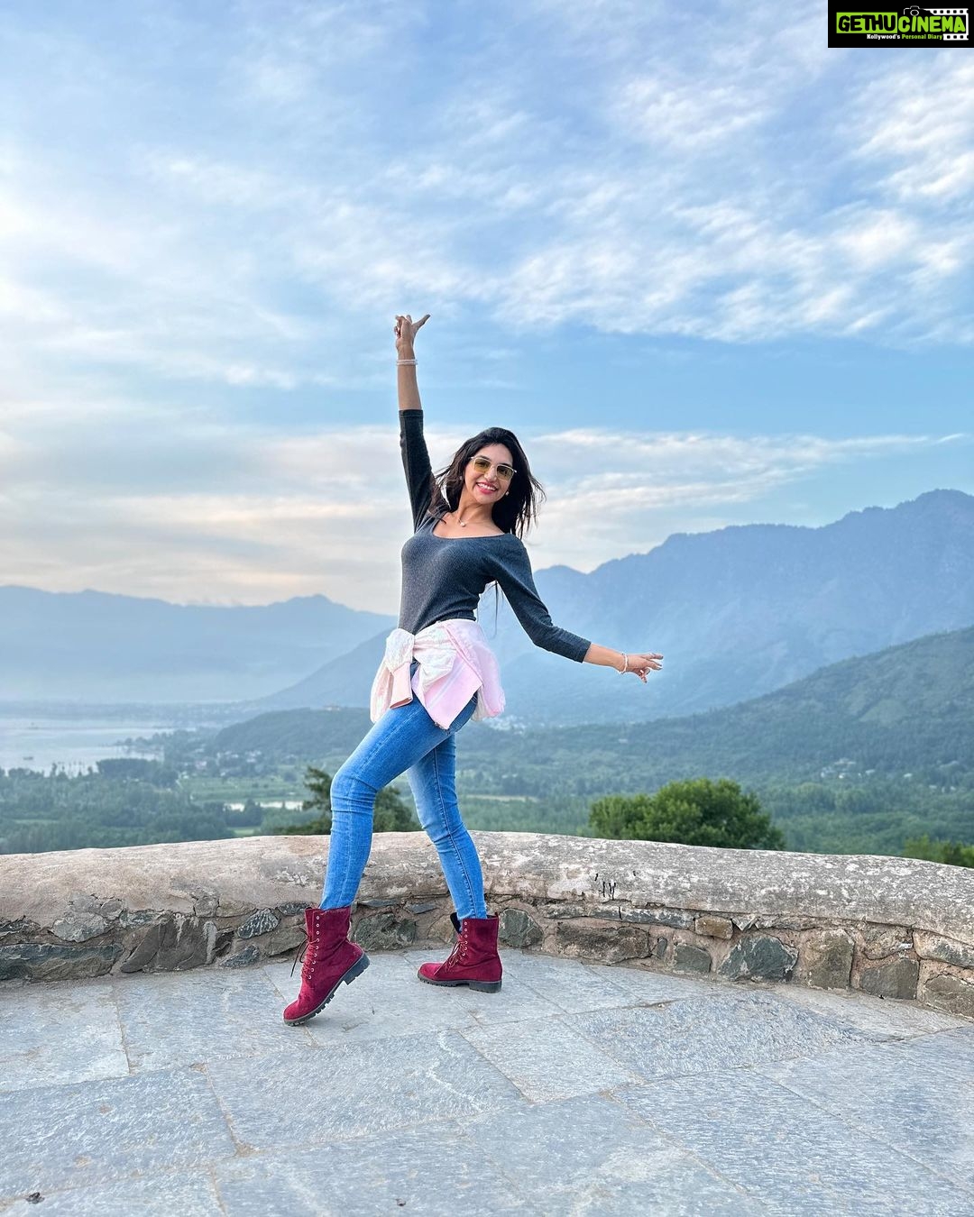 Kriti verma Instagram - Sunday vibes π«Άπ»π . . . . . . . . #kriti #kritiverma #bollywood Pari Mahal Srinagar