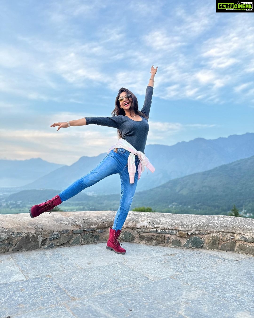Kriti verma Instagram - Sunday vibes π«Άπ»π . . . . . . . . #kriti #kritiverma #bollywood Pari Mahal Srinagar