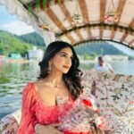 Kriti verma Instagram - Breathe deep 🌈 📹 - @rightrecords.official 👗 - @derniercri.in 💍 - @ethnicandaz . . . . . . . #kriti #kritiverma #srinagar #dallake #shikararide #orange #shootdiaries #kashmir #jaimatadi🙏🧿 Dal Lake, Srinagar, Jammu & Kashmir