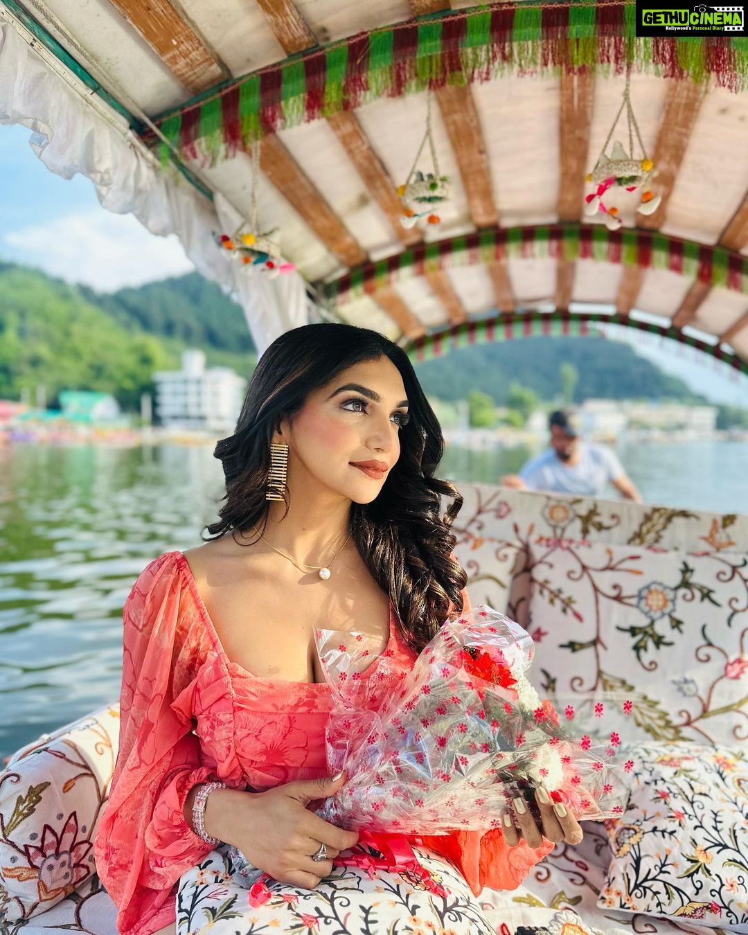 Kriti verma Instagram - Breathe deep ๐ ๐น - @rightrecords.official ๐ - @derniercri.in ๐ - @ethnicandaz . . . . . . . #kriti #kritiverma #srinagar #dallake #shikararide #orange #shootdiaries #kashmir #jaimatadi๐๐งฟ Dal Lake, Srinagar, Jammu & Kashmir