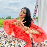 Kriti verma Instagram - Breathe deep 🌈 📹 - @rightrecords.official 👗 - @derniercri.in 💍 - @ethnicandaz . . . . . . . #kriti #kritiverma #srinagar #dallake #shikararide #orange #shootdiaries #kashmir #jaimatadi🙏🧿 Dal Lake, Srinagar, Jammu & Kashmir