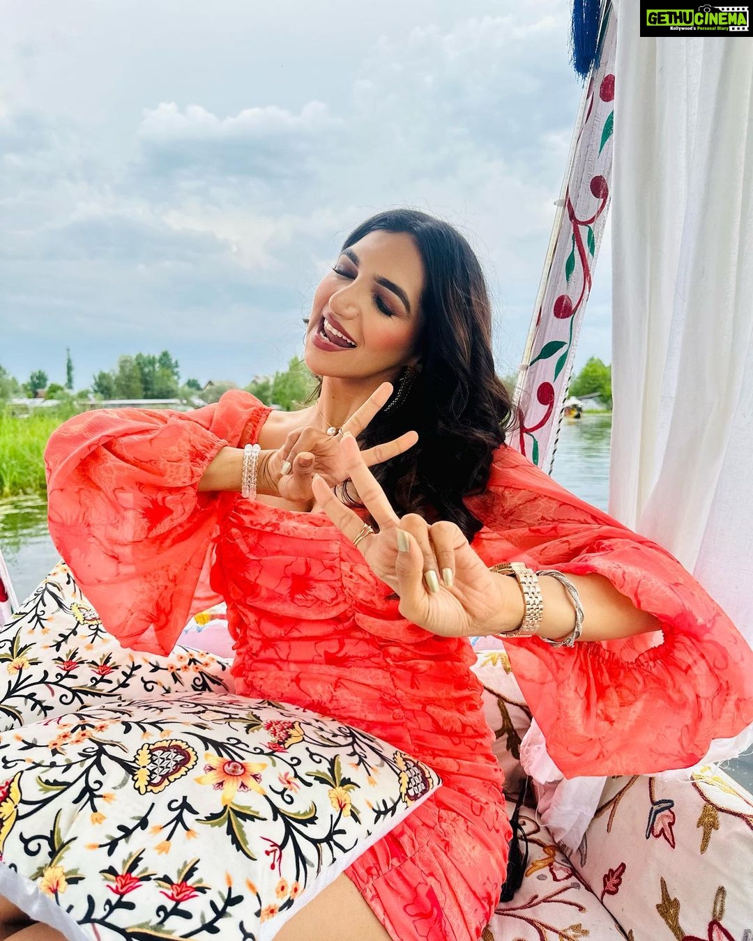 Kriti verma Instagram - Breathe deep ๐ ๐น - @rightrecords.official ๐ - @derniercri.in ๐ - @ethnicandaz . . . . . . . #kriti #kritiverma #srinagar #dallake #shikararide #orange #shootdiaries #kashmir #jaimatadi๐๐งฟ Dal Lake, Srinagar, Jammu & Kashmir