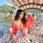 Kriti verma Instagram - Breathe deep 🌈 📹 - @rightrecords.official 👗 - @derniercri.in 💍 - @ethnicandaz . . . . . . . #kriti #kritiverma #srinagar #dallake #shikararide #orange #shootdiaries #kashmir #jaimatadi🙏🧿 Dal Lake, Srinagar, Jammu & Kashmir