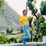 Kriti verma Instagram - Hey baby..Happy Weekend 🐥 . . . . . . . . . . . #kriti #kritiverma #yellow #shootdiaries #saturdayvibes #explore #doryourpage #foryou #jaimatadi🥰🧿 Dehradun, Uttarakhand