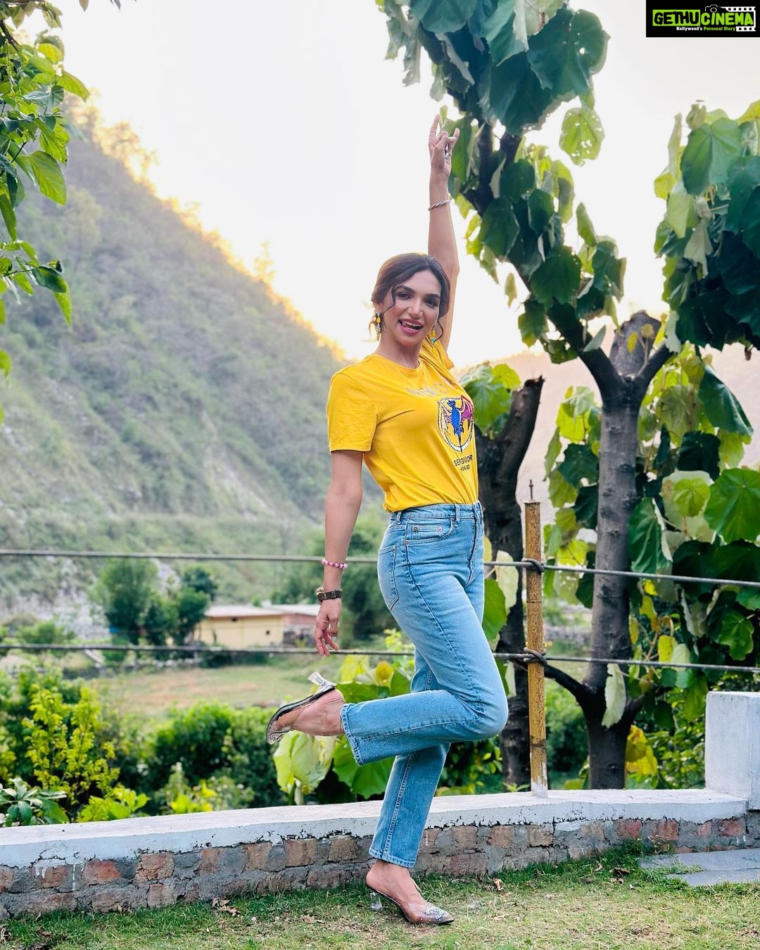 Kriti verma Instagram - Hey baby..Happy Weekend 🐥 . . . . . . . . . . . #kriti #kritiverma #yellow #shootdiaries #saturdayvibes #explore #doryourpage #foryou #jaimatadi🥰🧿 Dehradun, Uttarakhand