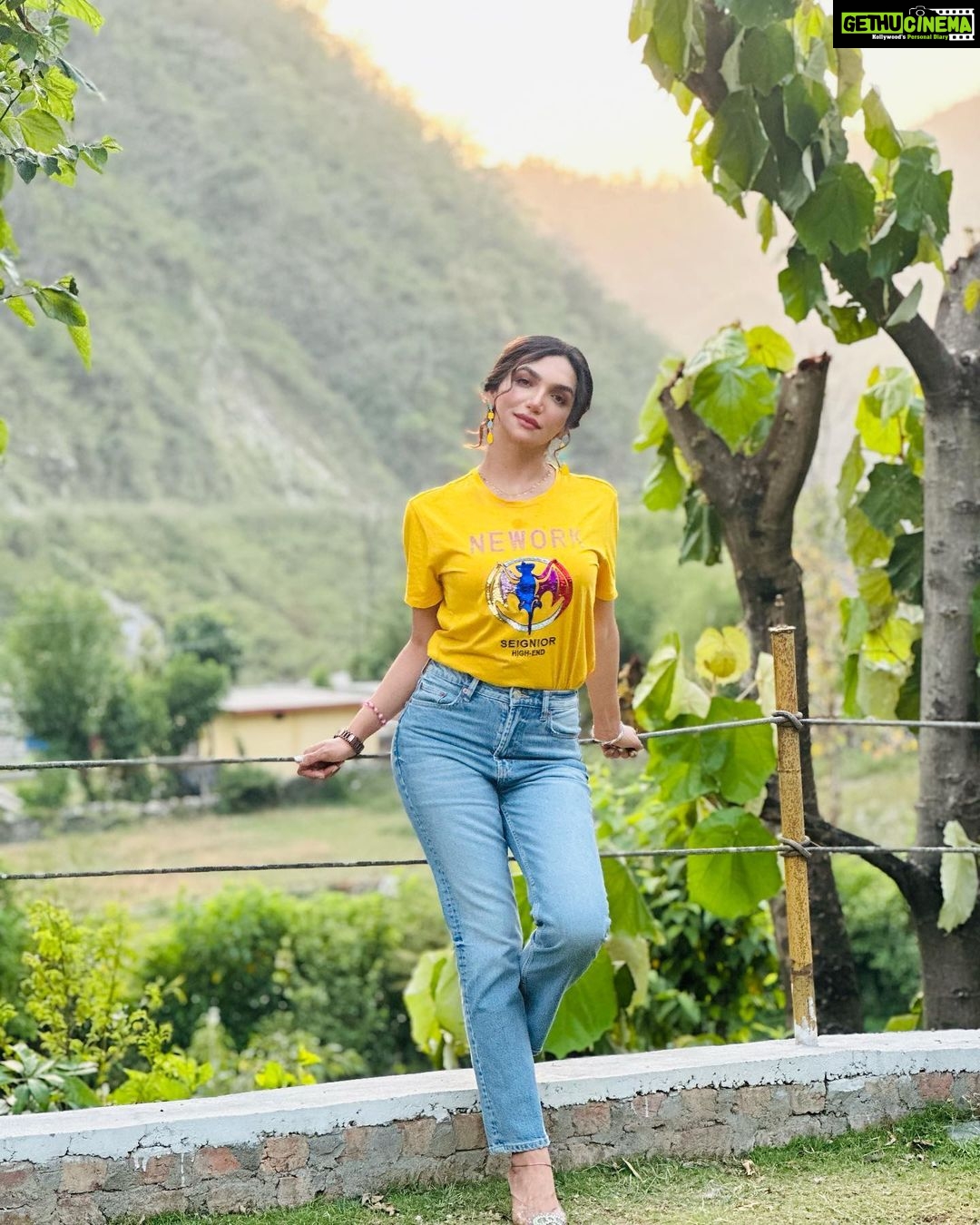Kriti verma Instagram - Hey baby..Happy Weekend 🐥 . . . . . . . . . . . #kriti #kritiverma #yellow #shootdiaries #saturdayvibes #explore #doryourpage #foryou #jaimatadi🥰🧿 Dehradun, Uttarakhand