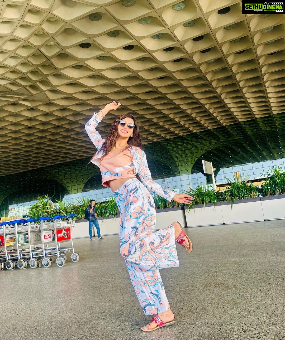 Kriti verma Instagram - Mandatory Airport clicks 🔥🔥 . . . . . . . . #kriti #kritiverma #actor #actorslife #biggboss #mtv #roadies #iifa #iifaawards #poses #selfmade #explore #foryou #foryourpage #jaimatadi🙏 Mumbai International Air Port