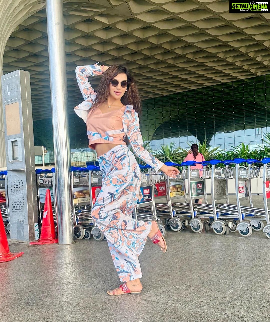 Kriti verma Instagram - Mandatory Airport clicks 🔥🔥 . . . . . . . . #kriti #kritiverma #actor #actorslife #biggboss #mtv #roadies #iifa #iifaawards #poses #selfmade #explore #foryou #foryourpage #jaimatadi🙏 Mumbai International Air Port