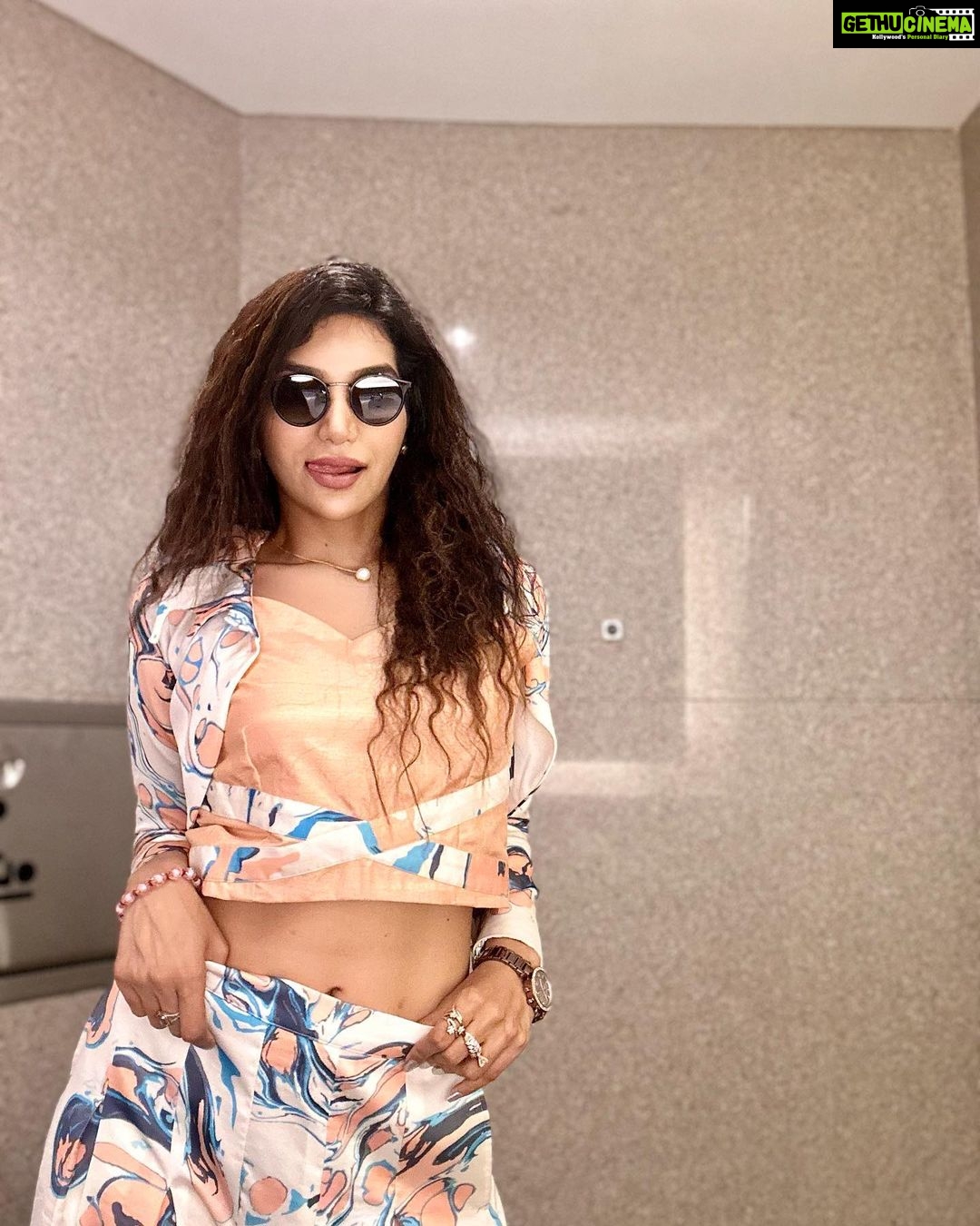 Kriti verma Instagram - Some clicks before i fly to Abu Dhabi for #IIFA🔥 . . Styled by - @Styleitupwithraavi Jewellery - @ethnicandaz Mua - @goelsakshi1908 ❤️ . . . . . . . #kriti #kritiverma #airportlooks #iifa2023 #celeb #airportdiaries #airport✈️ #airportlooks #coords #curlyhair #tallgirl #biggboss #mtv #roadies #love #style #dance #host #web #jaimatadi 🙏