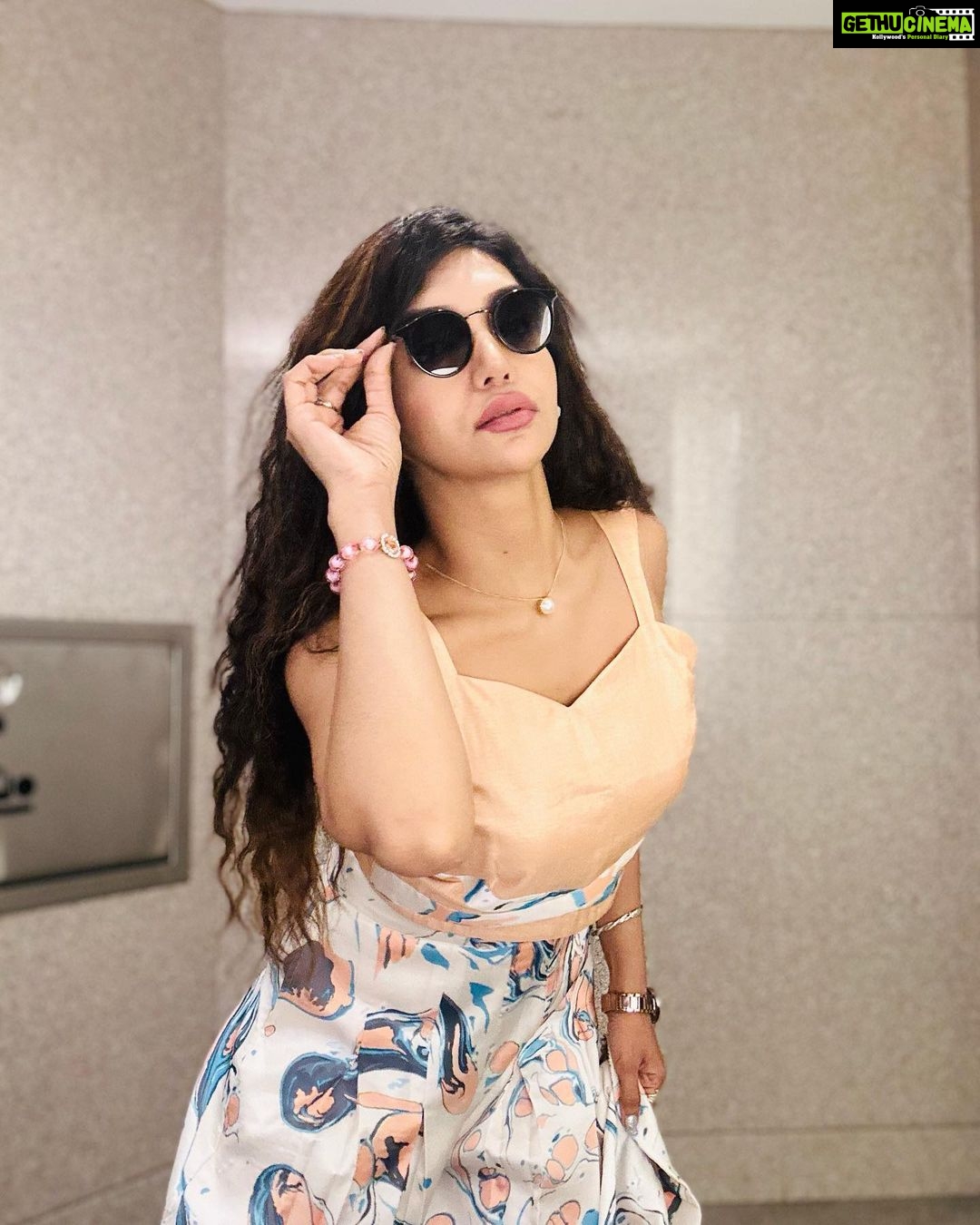 Kriti verma Instagram - Some clicks before i fly to Abu Dhabi for #IIFA🔥 . . Styled by - @Styleitupwithraavi Jewellery - @ethnicandaz Mua - @goelsakshi1908 ❤️ . . . . . . . #kriti #kritiverma #airportlooks #iifa2023 #celeb #airportdiaries #airport✈️ #airportlooks #coords #curlyhair #tallgirl #biggboss #mtv #roadies #love #style #dance #host #web #jaimatadi 🙏