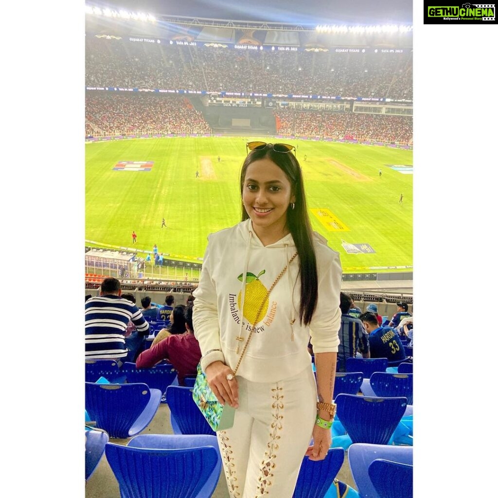 Krutika Desai Khan Instagram - What a match! @gujarat_titans @iplt20 ✨ Great performances 💙 Fits - @imbalance.in #KrutikaDesai #KD #TATAIPL #2023 #IPL #T20 #GujaratTitans #AavaDe #gratitude #happiness #blessed #spreadlove ❤️ Narendra Modi Stadium