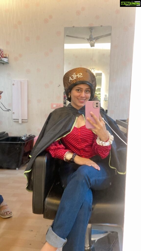 Krutika Desai Khan Instagram - Finest Hair Protein Spa Treatment by @_la_femme_official_ Had a great time pampering my hairs 💆🏻‍♀️💇🏻‍♀️✨ #reels #krutikadesai #kd #spa #explore #instagram