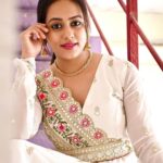 Krutika Desai Khan Instagram - ओम सर्वमंगल मांगल्ये शिवे सर्वार्थ साधिके, शरण्ये त्रयम्बके गौरी नारायणी नमोस्तुते 🌸✨🌹 चैत्र नवरात्रि की शुभकामनाएं 🙏🏻 हैप्पी गुड़ी पड़वा 🎊 Outfit Courtesy - @pooja_scloset MUA - @krutika.desai_official #krutikadesai #kd #traditional #ootd #white #purity #peace #positivevibes #hindu #newyear #2023 #exploreinstagram #fyp #happiness #success #abundance #prosperity #spreadlove ❤️
