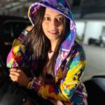 Krutika Desai Khan Instagram - Just incase, if you missed me 🫰🏻 Peppy Hoodie - @wearyouropinion @wyo_honest_limbdi #krutikadesai #kd #colourful #joy #happiness #hoodie #winter #live #love #laugh #peaceout ♥️