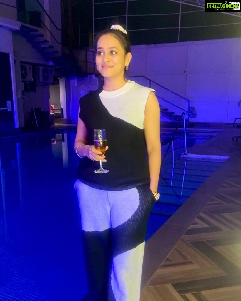Krutika Desai Khan Instagram - Meet me under the mistletoe 🐼🪐✨ Wearing - @sassafrasindia Location - @amanziskydeck Amanzi Sky Deck and Bar