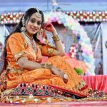 Krutika Desai Khan Instagram - अपनी यादों से कहो इक दिन की छुट्टी दे मुझे, इश्क़ के हिस्से में भी इतवार होना चाहिए 💕 Wearing - @pooja_scloset Jewellery - @ishhaara #krutikadesai #kd #artist #actor #happysunday #radhakrishna #radheradhe #ootd #potd #indian #traditional #ethnicwear #orange #shayari #lover #goodvibes #positivity #spreadlove ❤️