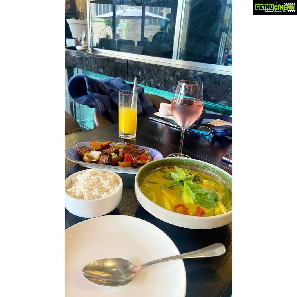 Krutika Desai Khan Instagram - Tu itra itra sa mere sanso me bikhar jaa.. main fakir teri kurbat ka tujse tu mangu re 🌻🤍 Jacket - @nonminus.clothing Jeans - @styleunion.in Shoes - @yuukijapan.co #krutikadesai #kd #unitedkingdom #birmingham #traveldiaries #explore #travel #life #luxury #leisure #lifestyle #wine #dine #lunch #ootd #church #blue #cold #weather #joy #happiness #peace #positivevibes #spreadlove ♥️ St. Martin's Church, Birmingham