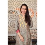 Krutika Desai Khan Instagram - Ladke walo ko bhejne wali photo 😅 What do you think? 😜 Wearing - @beindiofficial Shot by - @official_v.k_photography_ Style Partner- @6degree.co @ceejey777 #krutikadesai #kd #indian #traditional #ootd #explore #explorepage #foryou #spreadlove ❤️