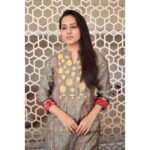 Krutika Desai Khan Instagram - Ladke walo ko bhejne wali photo 😅 What do you think? 😜 Wearing - @beindiofficial Shot by - @official_v.k_photography_ Style Partner- @6degree.co @ceejey777 #krutikadesai #kd #indian #traditional #ootd #explore #explorepage #foryou #spreadlove ❤️