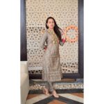 Krutika Desai Khan Instagram - Ladke walo ko bhejne wali photo 😅 What do you think? 😜 Wearing - @beindiofficial Shot by - @official_v.k_photography_ Style Partner- @6degree.co @ceejey777 #krutikadesai #kd #indian #traditional #ootd #explore #explorepage #foryou #spreadlove ❤️