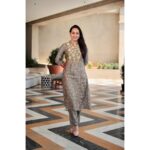Krutika Desai Khan Instagram - Ladke walo ko bhejne wali photo 😅 What do you think? 😜 Wearing - @beindiofficial Shot by - @official_v.k_photography_ Style Partner- @6degree.co @ceejey777 #krutikadesai #kd #indian #traditional #ootd #explore #explorepage #foryou #spreadlove ❤️