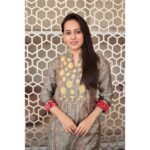 Krutika Desai Khan Instagram - Ladke walo ko bhejne wali photo 😅 What do you think? 😜 Wearing - @beindiofficial Shot by - @official_v.k_photography_ Style Partner- @6degree.co @ceejey777 #krutikadesai #kd #indian #traditional #ootd #explore #explorepage #foryou #spreadlove ❤️