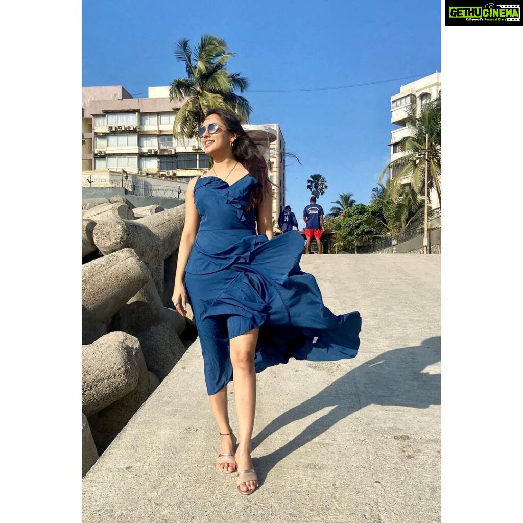 Krutika Desai Khan Instagram - Beating the summer’s with mumma’s special drink 🥒🍍🥝 #krutikadesai #kd #fyp #explorepage #explore #blue #ootd #summer #goodvibes #happiness #positivevibes #spreadlove 💙