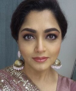 Kushboo Instagram - She who leaves behind a trail of glitter is never forgotten!! Sparkle and shine!! 💗💗💗💗💗