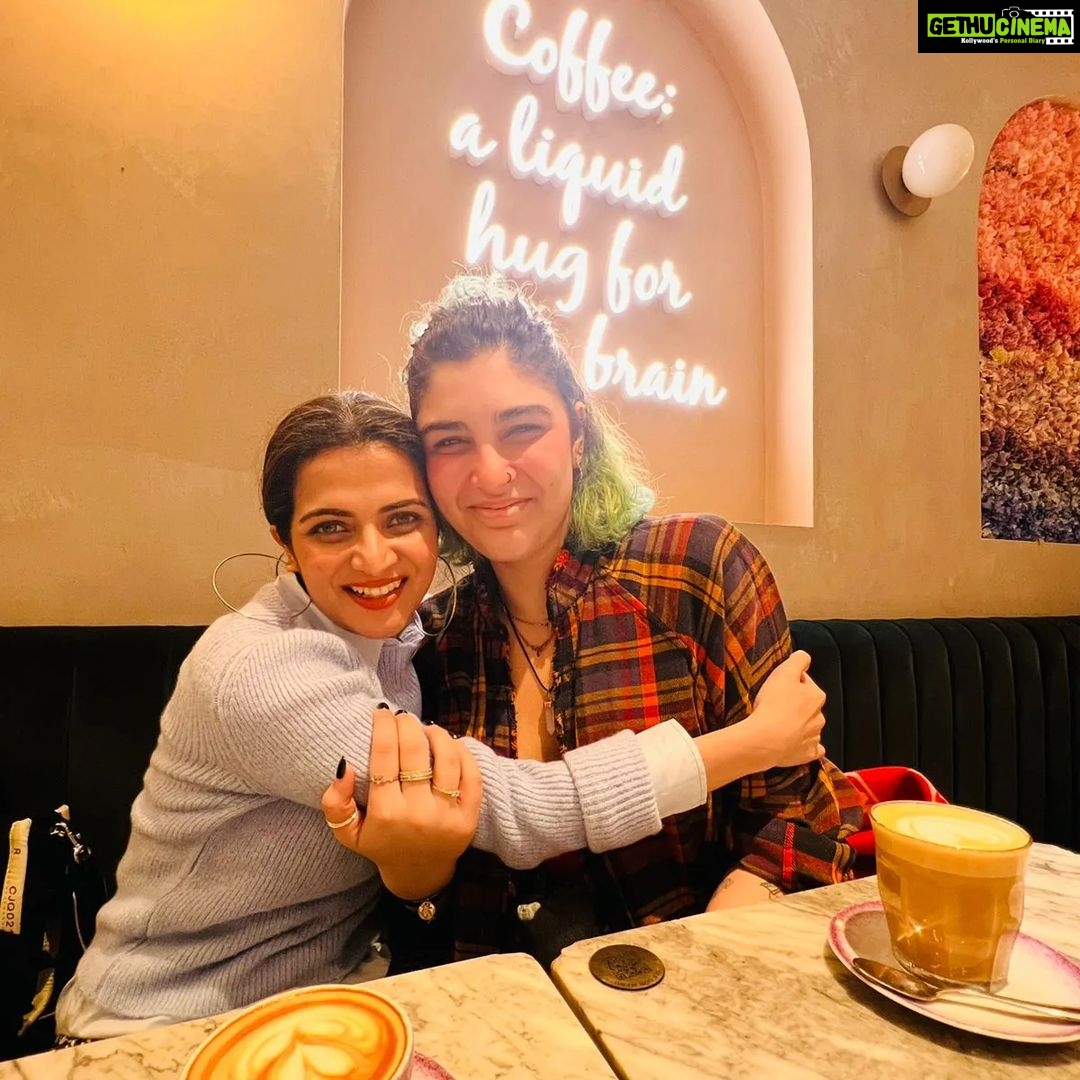 Kushboo Instagram - When two beautiful souls bond over a coffee and chat in london, I can't be happier. ❤️❤️❤️🤗🤗🤗🤗🥰🥰🥰🥰 #happysouls #happyme #bonding #london